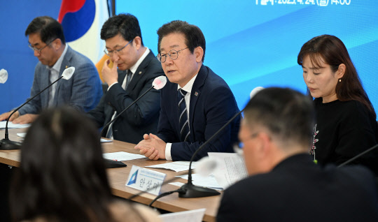 이재명 더불어민주당 대표가 24일 여의도 중앙당사에서 '당대표·전세사기 피해자 간담회'를 하고 있다. 국회사진기자단=연합뉴스,